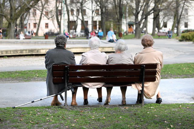 Przewidywana długość życia statystycznego Polaka lub Polki właśnie spadła. Taka sytuacja zdarza się wyjątkowo rzadko.