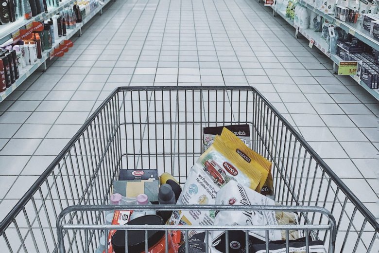 Koszyk najczęściej wybieranych przez Polaków produktów okazał się najtańszy we francuskich sklepach.