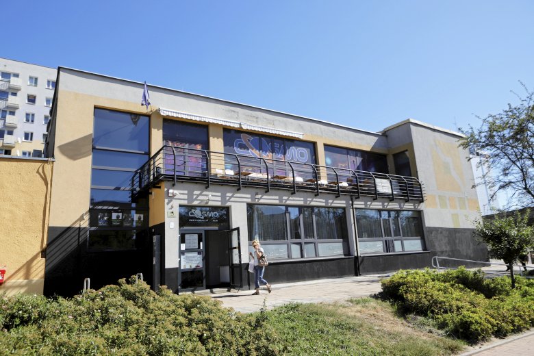 W miejscu kontrowersyjnego pubu "Cosmo", który segregował klientelę i odmawiał wstępu "lewakom" (kimkolwiek są), pojawiła się informacja o możliwości jego wynajęcia