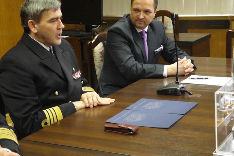 Rektor AMW komandor prof. dr hab. Tomasz Szubrycht i prezes Thales Polska Paweł Piotrowski podpisali porozumienie o współpracy