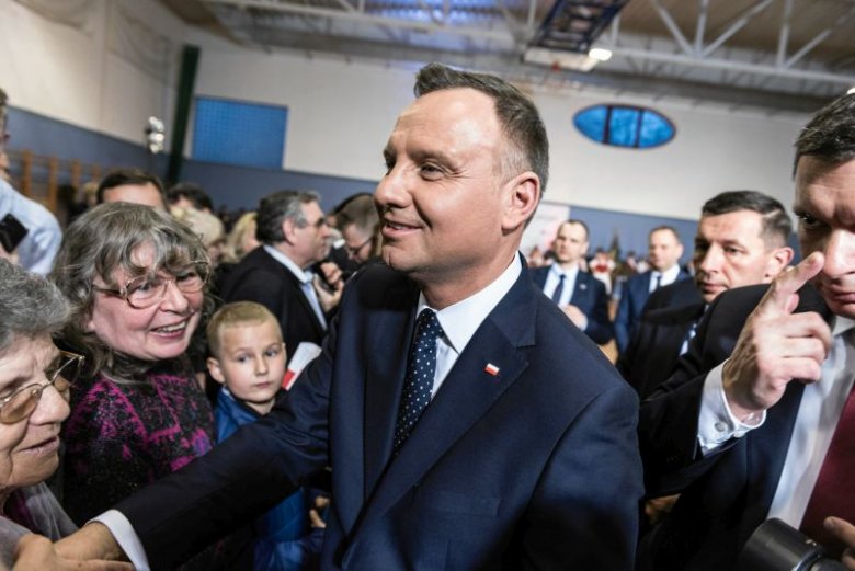 Andrzej Duda podczas "gospodarskiej wizyty" w Wołowie. Niestety, dane wskazują, że mocno przeszarżował w swojej tezie.