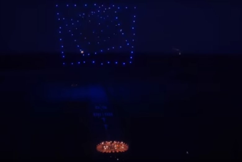 100 dronów Intela odbyło podniebny taniec zsynchronizowany z orkiestrą wykonującą V symfonię Beethovena.