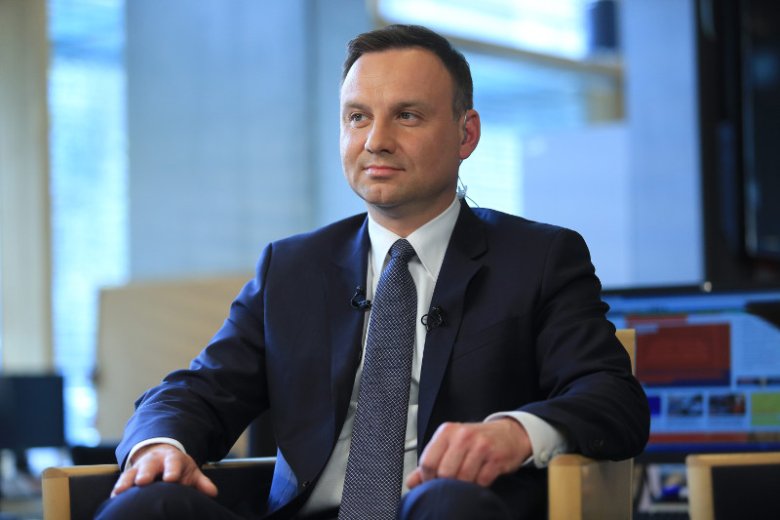 Humaniści protestują pod kancelarią premiera. Andrzej Duda chce pośredniczyć w rozmowach rządu z naukowcami.