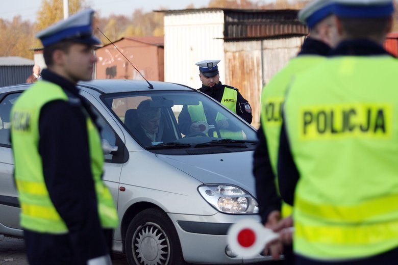Policjanci rzucają wszystkie siły na drogi. Będzie sporo kaskadowych kontroli prędkości na drogach w całej Polsce.