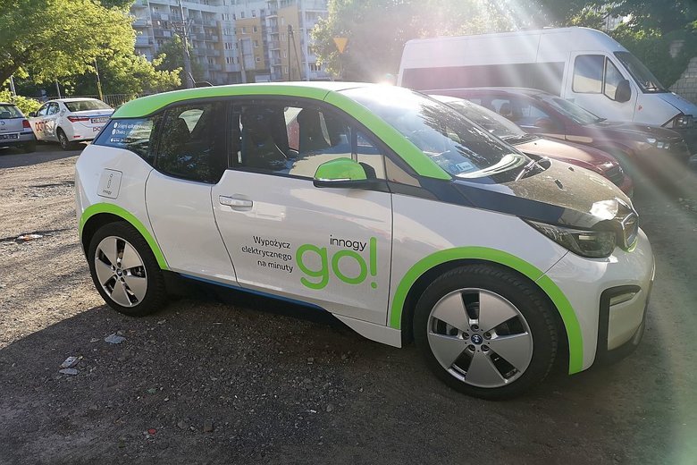 Wielu młodszych kierowców miało problem z opanowaniem małego elektryka BMW i3.