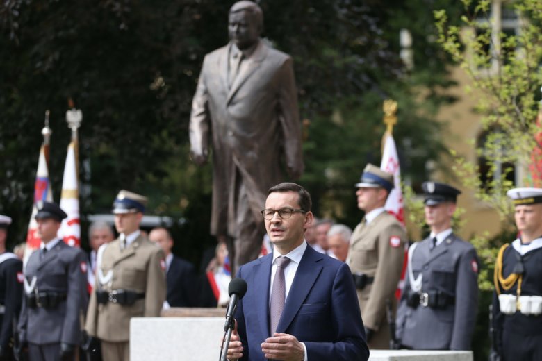 Mateusz Morawiecki podczas ceremonii odsłonięcia pomnika prezydenta Lecha Kaczyńskiego w Stoczni Szczecińskiej.