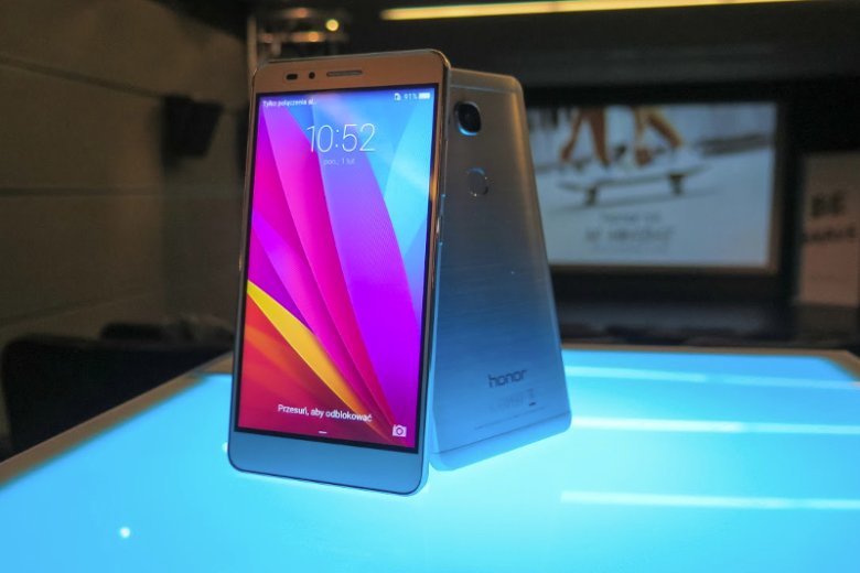 Honor 5X, nowy smartfon Huawei, debiutuje na polskim rynku. Według zapowiedzi stanowi połączenie wydajnej pracy oraz zaawansowanych funkcji multimedialnych