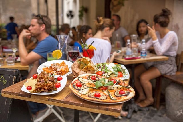 Włoski restaurator chwali się, że zatrudnia tylko włoską obsługę. Jedni są zachwyceni, inni zarzucają mu granie na ksenofobicznych nutach