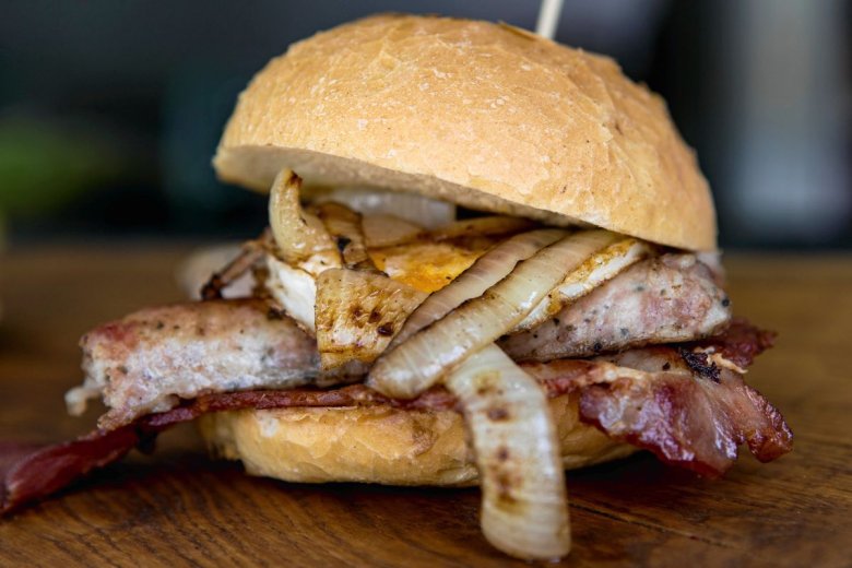 Firmy z branży spożywczej, które otrzymały wcześniej odpowiedź pozwalającą na zastosowanie 5 proc. VAT od fast foodów, musiały jednak dopłacić podatek wg 8 proc. stawki.